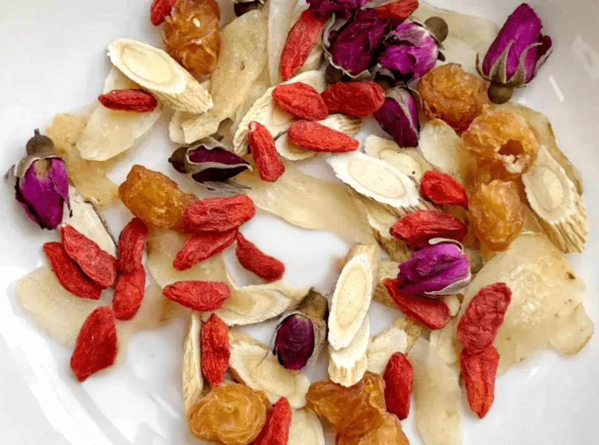 Benefits of Brewing Astragalus, Chenpi, Rose, and Goji in Spring