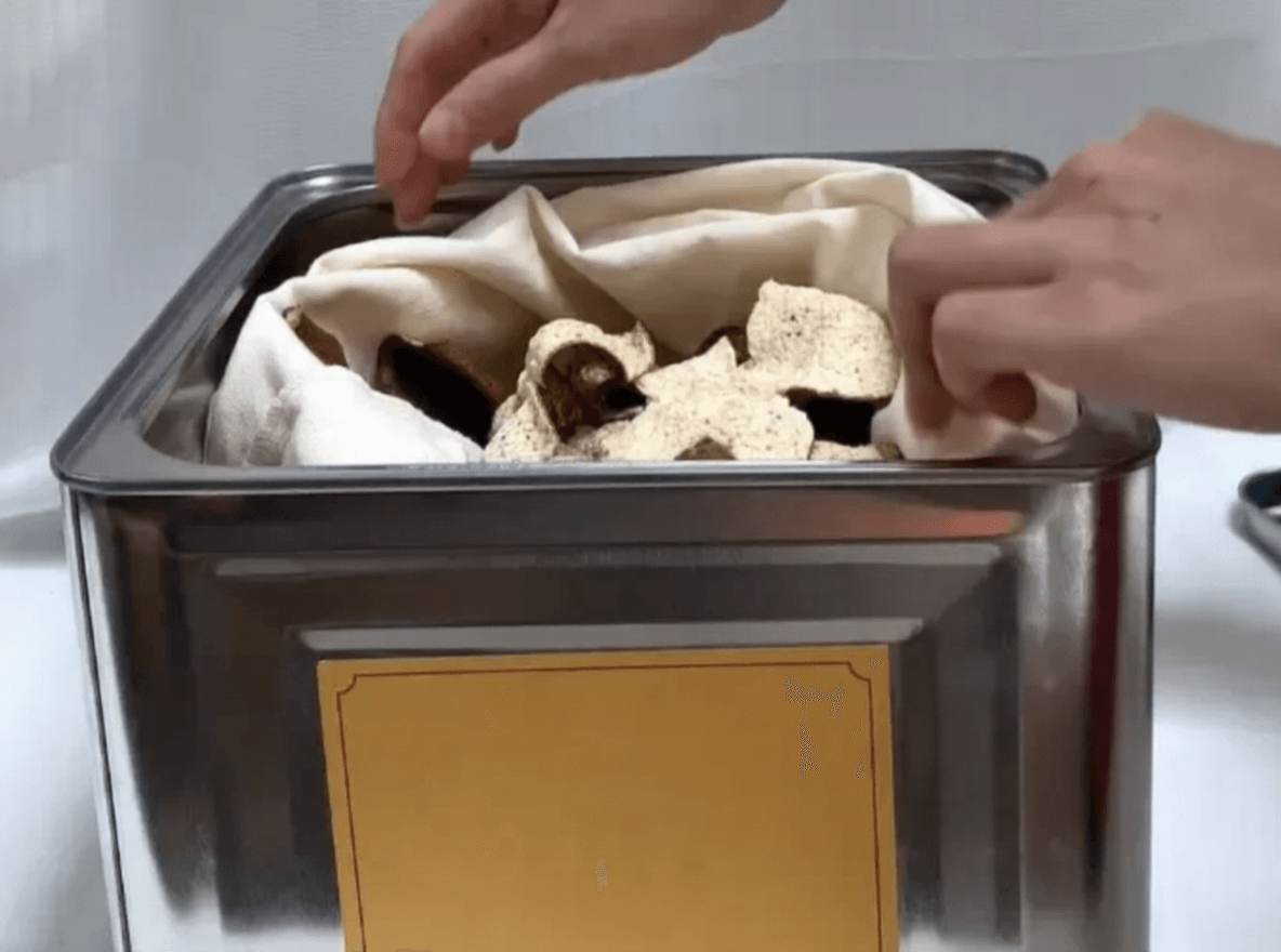 Moisture Control: Metal Tin vs Glass Jar for Chenpi